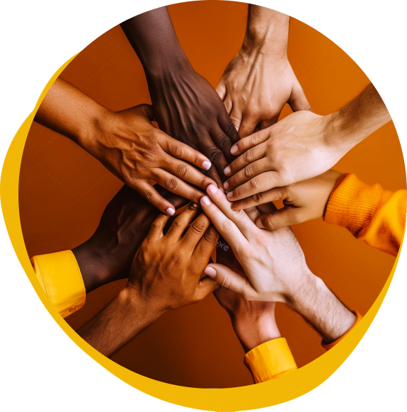 Mãos unidas de diferentes pessoas sobre um fundo laranja.